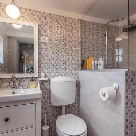 In With House Sea View Nyaraló Cres