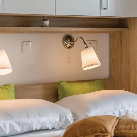 In With House Sea View Cres