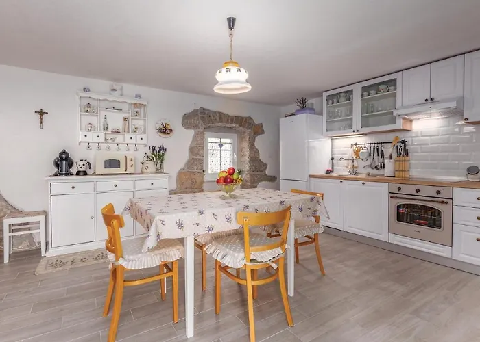 In With House Sea View Cres