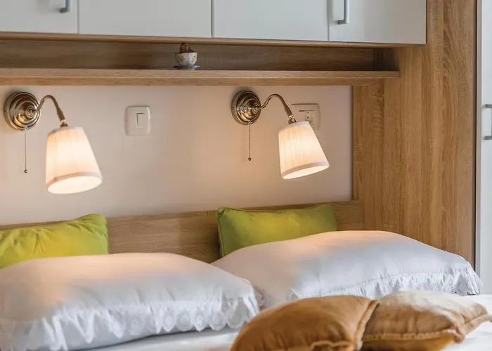 In With House Sea View Cres